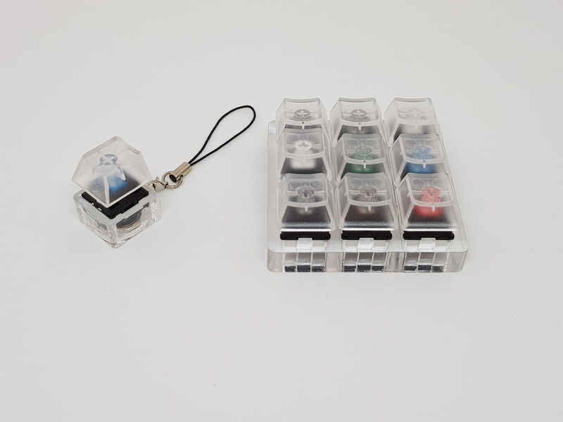 1軸も9軸もトランスルーセントなアクリルベースに収納されている