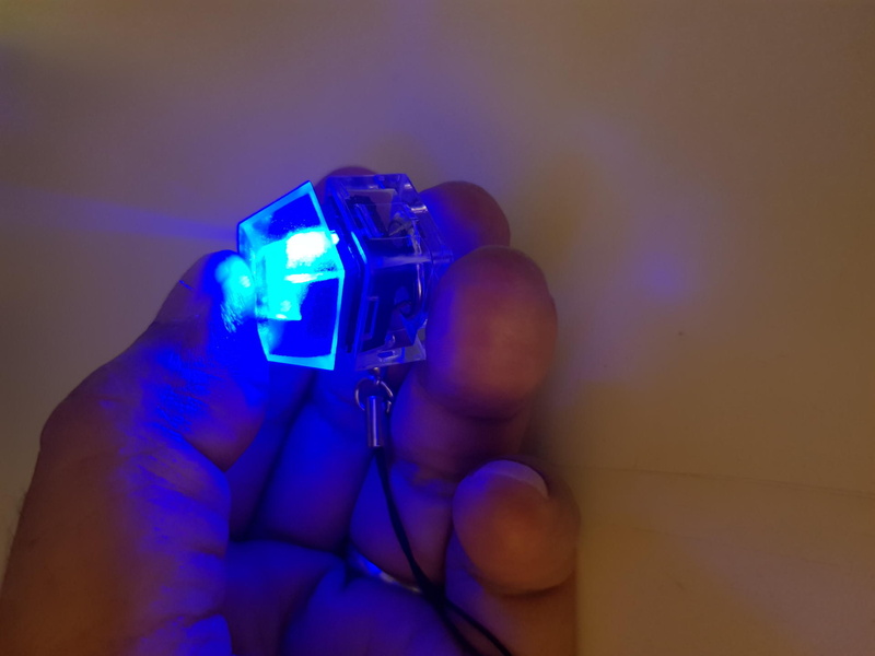 キーキャップを押し下げると青軸のイメージのブルーのLEDが怪しく光る