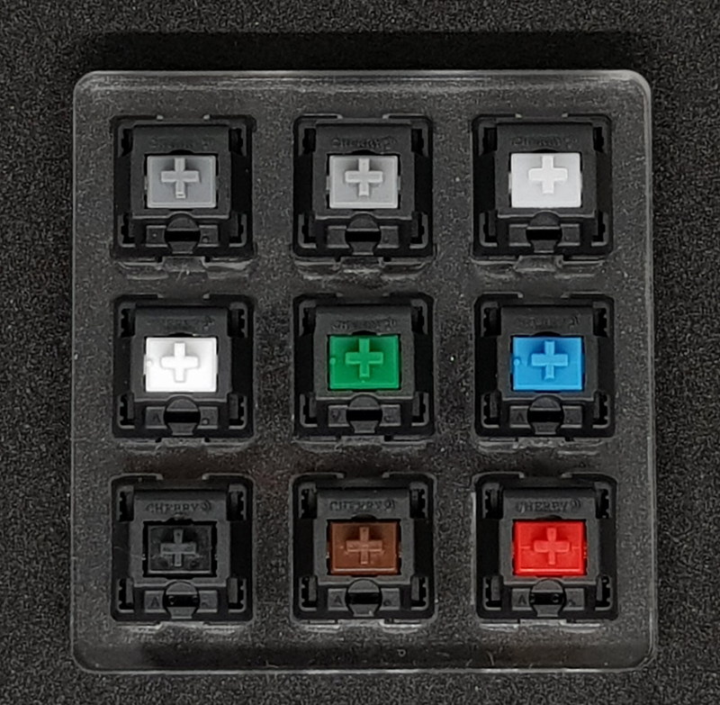 中央横列、白軸、緑軸、青軸の3個がサウンドエフェクトとタクタイル感のあるメカニカルキーだ。そいの他のキーは一般的に静音タイプと呼ばれる静かなキー入力音