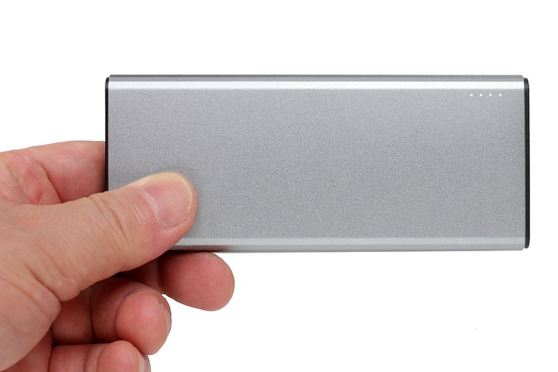 薄型のモバイルバッテリー。薄型で質量約140g。容量3.7V/5000mAhで、ケーブル付きで3000円弱。良さそう～と思って買ったらイイ感じでした！