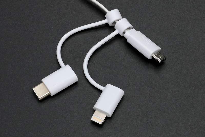 Lightning端子/USB Type-C端子/microUSB端子を持つ3WAYケーブル。Lightning端子のiOS端末を使いつつも、microUSB→USB Type-C移行期でもある筆者にジャストマッチなんでした♪