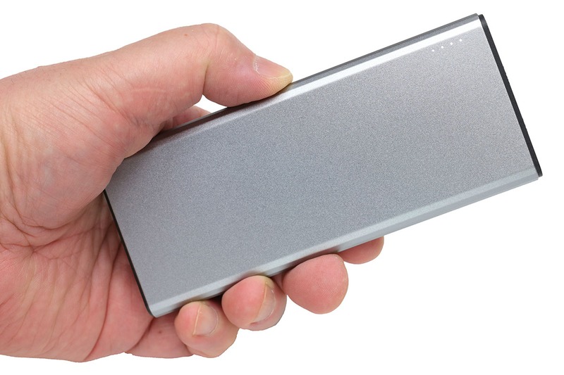 サンワダイレクト「モバイルバッテリー 700-BTL031GY」。容量5000mAhで、長辺136×短辺58×厚さ11mmで、質量は約140g。名刺入れの長辺を伸ばしたようなサイズ感です。「iPhoneを約1.5回充電できる」とあります。