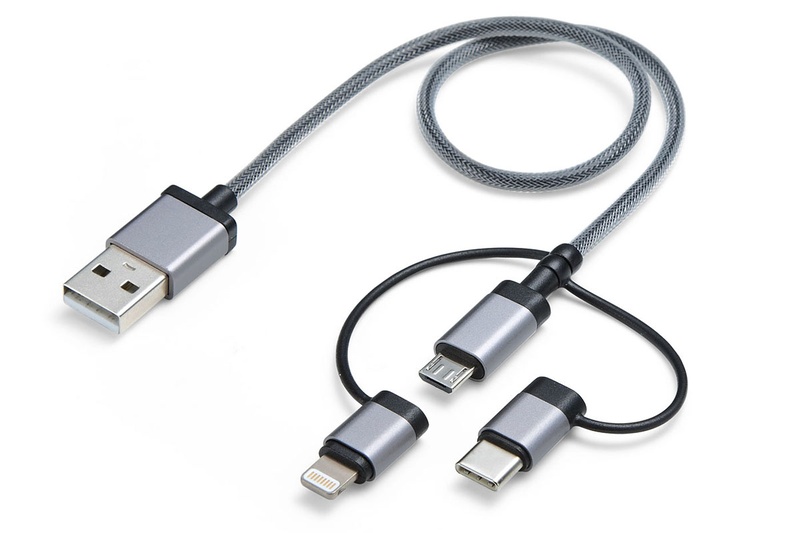 付属の3WAYケーブル。Lightning端子/USB Type-C端子/microUSB端子を使い分けられますので、今時的な端末やガジェット類ならだいたい充電可能。Lightning端子はMFi認証品。なお、このケーブルでモバイルバッテリー本体を充電することもでます。microUSBおよびUSB Type-C端子はQuick Charge 2.0/3.0に対応していて、対応端末/充電器を使えば急速充電用ケーブルとしても使えます。