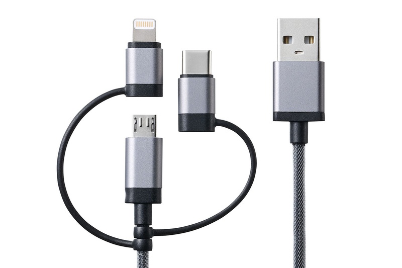 付属の3WAYケーブル。Lightning端子/USB Type-C端子/microUSB端子を使い分けられますので、今時的な端末やガジェット類ならだいたい充電可能。Lightning端子はMFi認証品。なお、このケーブルでモバイルバッテリー本体を充電することもでます。microUSBおよびUSB Type-C端子はQuick Charge 2.0/3.0に対応していて、対応端末/充電器を使えば急速充電用ケーブルとしても使えます。