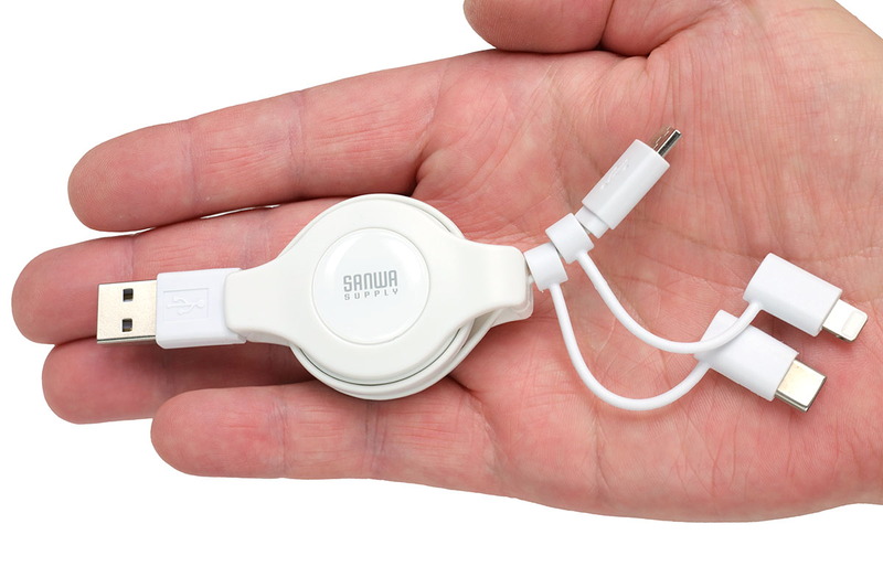 サンワダイレクト「3in1巻取りケーブル 500-IPLMM020」。こちらもキャップの付け外しで使えるLightning端子/USB Type-C端子/microUSB端子対応の3WAYケーブルで、Lightning部分はMFi認定品。通信と充電の両対応で、長さは1m。ケーブルは巻き取り式です。