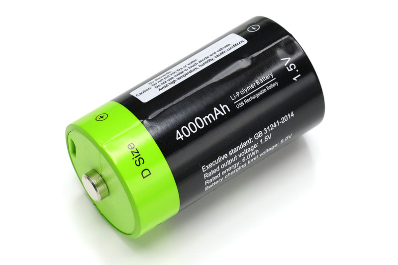サンコー「USB充電できる乾電池 単1形」。容量4000mAhで電圧1.5V、質量は48g、税込1480円です。満充電後にテスターで電圧を測ったら1.528Vでした。