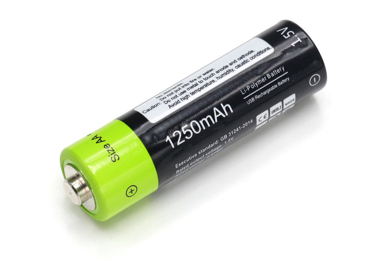 サンコー「USB充電できる乾電池 単3形2本セット」。容量1250mAhで電圧1.5V、質量は18g、税込1780円です。満充電後にテスターで電圧を測ったら1本が1.544V、もう1本が1.516Vでした。