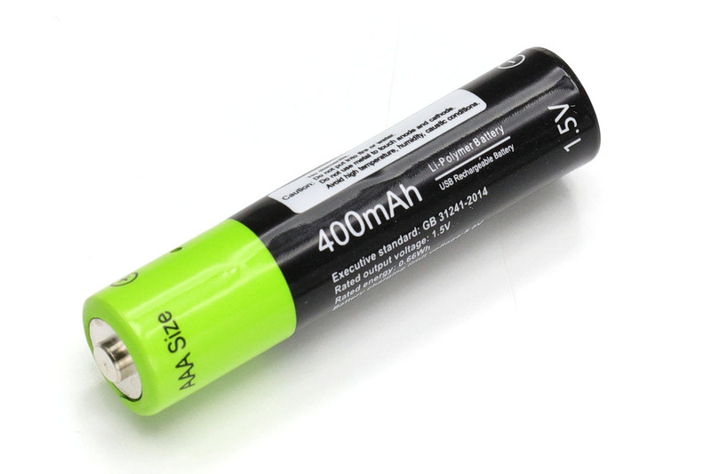 サンコー「USB充電できる乾電池 単4形2本セット」。容量400mAhで電圧1.5V、質量は8g、税込1780円です。満充電後にテスターで電圧を測ったら1本が1.520V、もう1本が1.534Vでした。