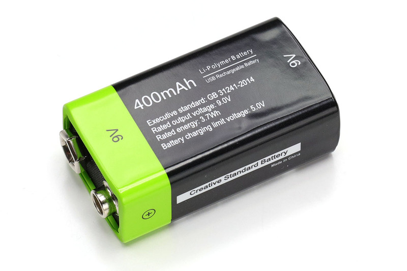 サンコー「USB充電できる乾電池 9V形」。容量400mAhで電圧9V、質量は26g、税込1480円です。満充電後にテスターで電圧を測ったら9.48Vでした。