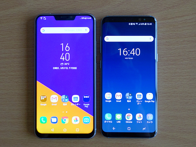 ZenFone 5（左）とGalaxy S8（右）の比較。やはり横幅の違いが際立ちます。片手操作重視派には、ZenFone 5は厳しいかも？　ただ、ホームボタン2回タップで起動する片手操作モードを完備