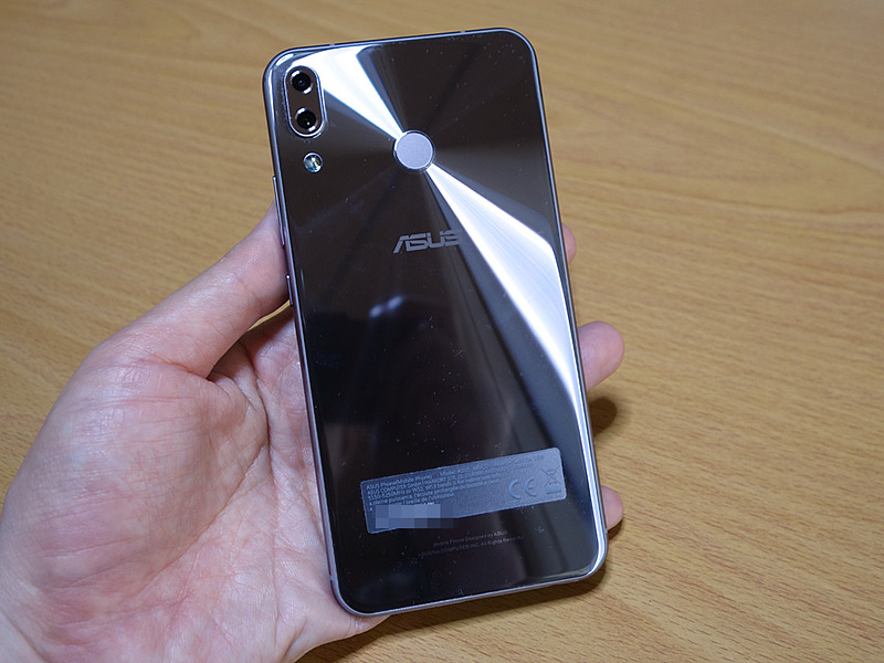 レンズ部と指紋センターの配置関係はこんな感じ。Galaxy S8ともS9とも違いますが、実用性を重視するならこれが1つの最適解かと