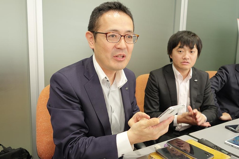 シャープの小林氏（左）