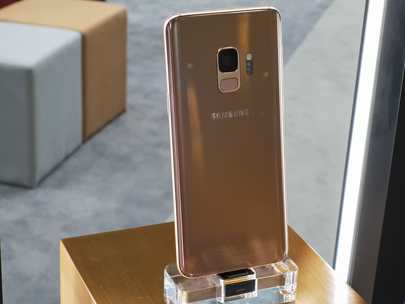 こちらも定番カラーのゴールド