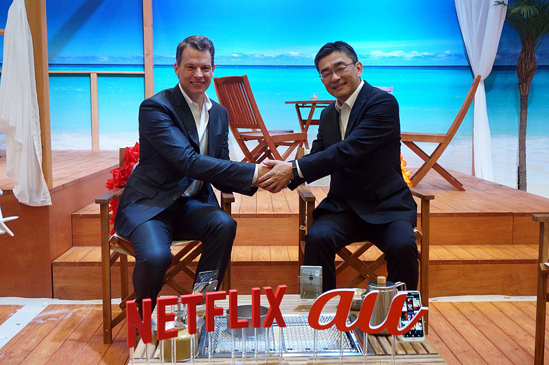 Netflixのピーターズ氏（左）とKDDIの高橋氏（右）