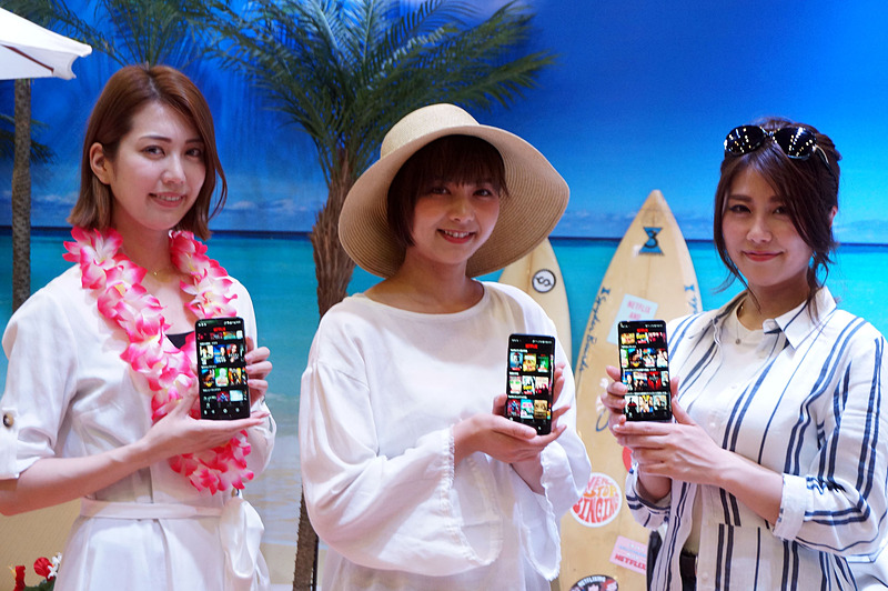 モバイルで、どこでも楽しめることをアピールする展示