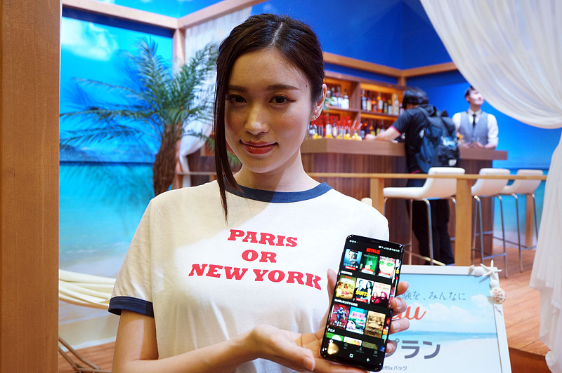 モバイルで、どこでも楽しめることをアピールする展示