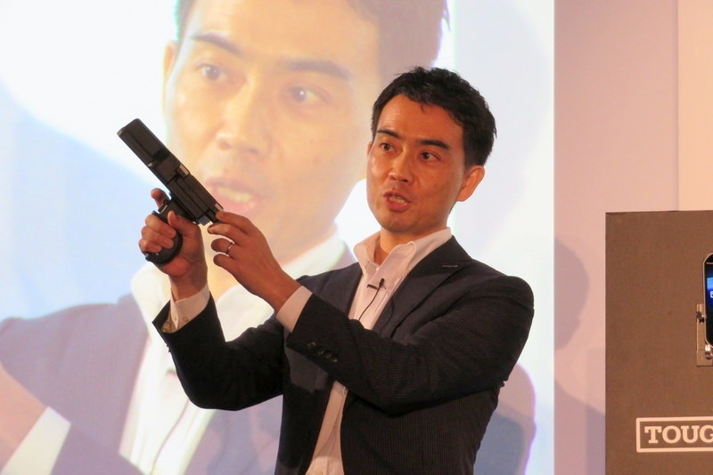 専用アクセサリー「オートレンジバーコードリーダー」を実演