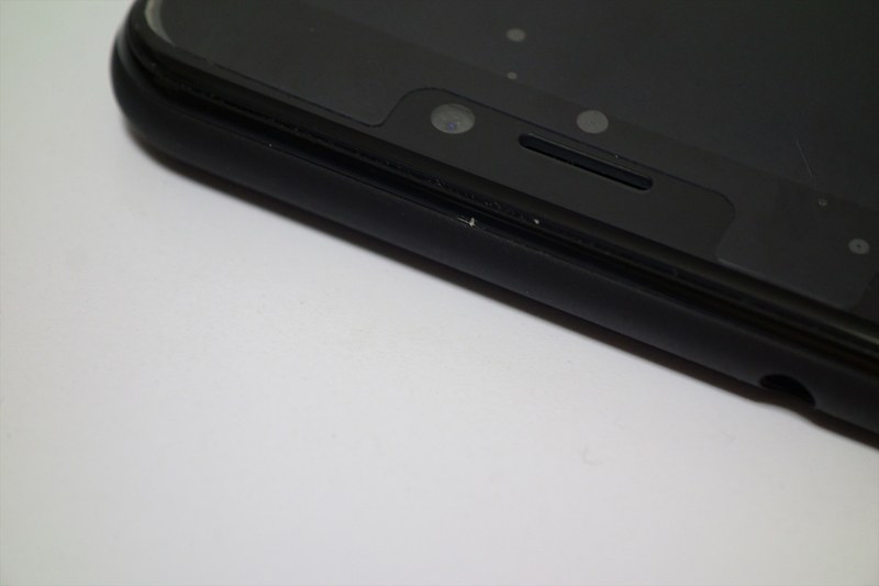 裸族生活2カ月でついたEveryPhone PRのキズ。これは結構痛い？　上部の欠け（真ん中の白いところ）