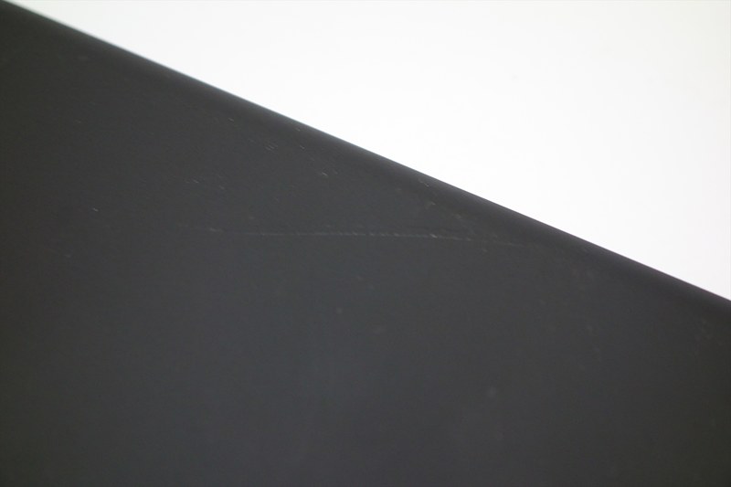 同じく2カ月でついた背面のひっかきキズ。これは角度によっては本当に見えない。このマットな質感もあって触れてもキズとは気付かないのは〇