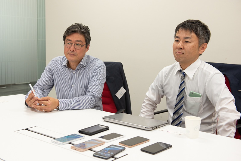 シャープ 通信事業本部 パーソナル通信事業部 商品企画部 担当部長の林孝之氏（左）、同主任の坂口昭夫氏（右）