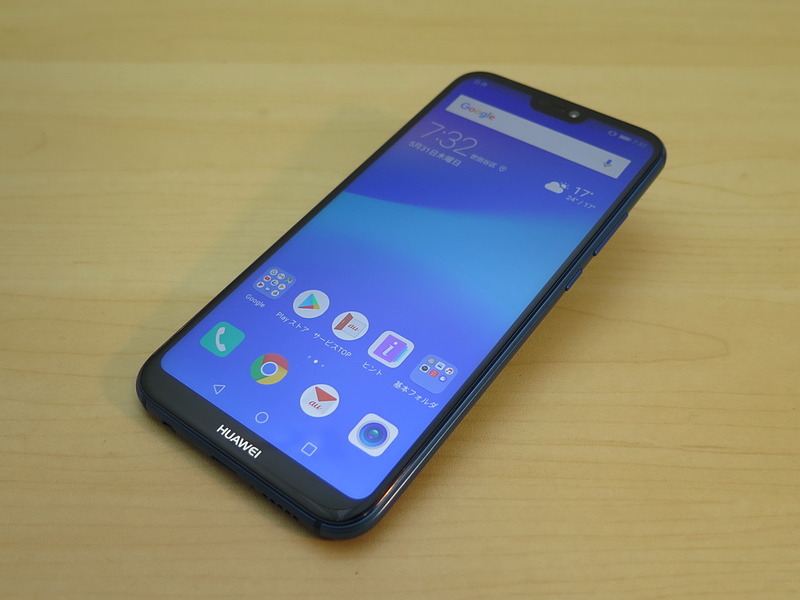 au／ファーウェイ「HUAWEI P20 lite」、約149mm（高さ）×71mm（幅）×7.4mm（厚さ）、約145g（重量）、クラインブルー（写真）、サクラピンク、ミッドナイトブラックをラインアップ
