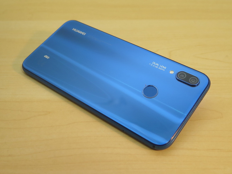 背面は光沢感のある仕上がり。au向けのモデルのため、背面の横向きの左下に「au」のロゴが表記されている