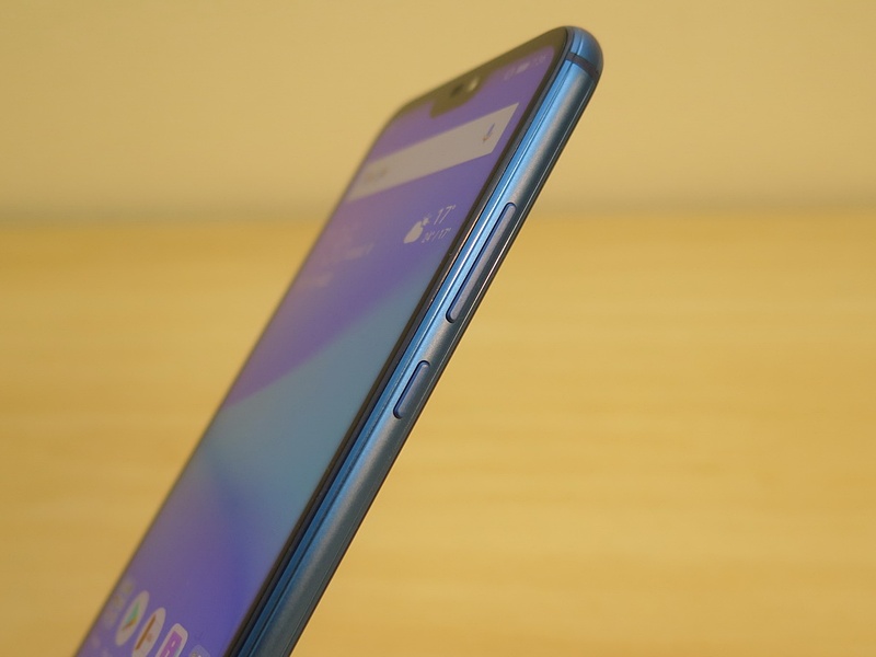 右側面には電源キーと音量キー。他のファーウェイ端末と同じレイアウトを踏襲している