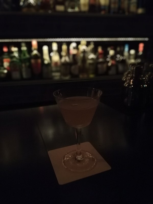 いつもの暗いバーで撮影。残念ながら、この環境では明るい部分に引っ張られてしまい、明るく撮ることが難しい