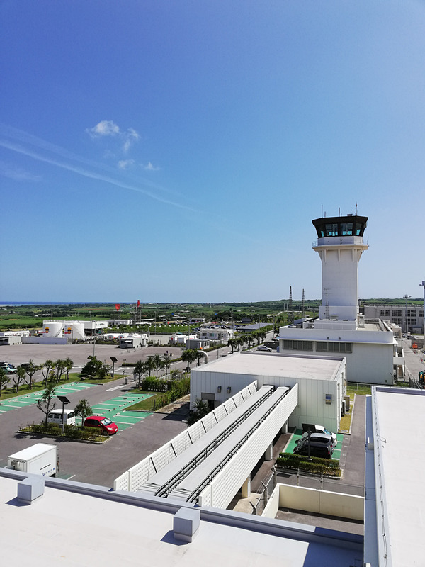 屋外で撮影。空の青さも不自然さはなく、きれいに撮影できている