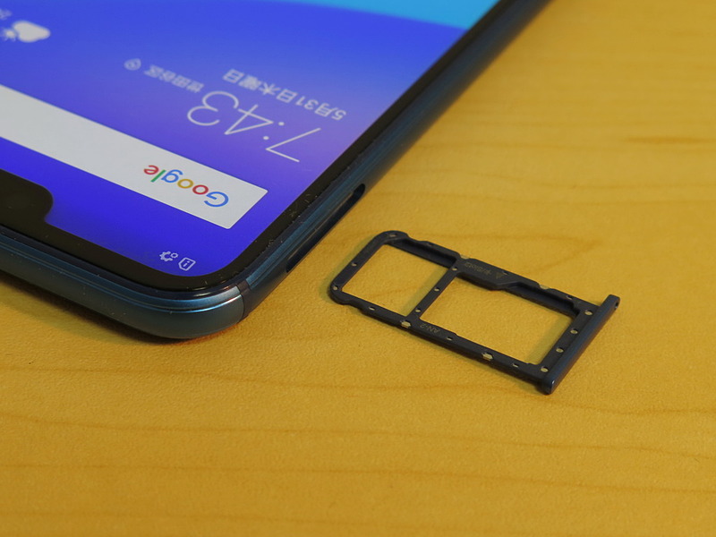 左側面にはピンで取り出すタイプのSIMカードトレイが備えられている。au ICカードと最大256GBのmicroSDメモリーカードを装着できる