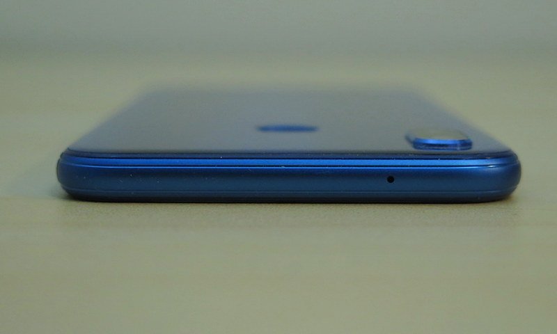 上面にはノイズキャンセル用のマイクが内蔵されているのみ。カメラ部が突起しているのに対し、指紋センサー部は凹んでいる
