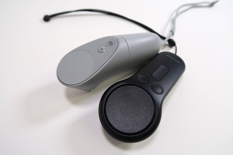 コントローラーはOculus Go（上）がしっかり握れるタイプなのに対し、Gear VR（下）は軽く持つタイプ