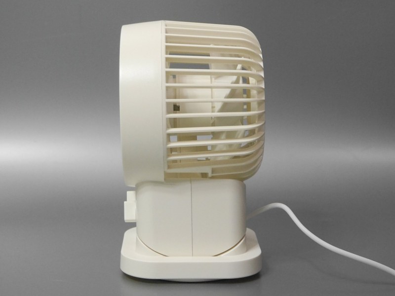 側面から見たところ。背面のケーブルがベース部からではなく背中から伸びているのがよく分かる