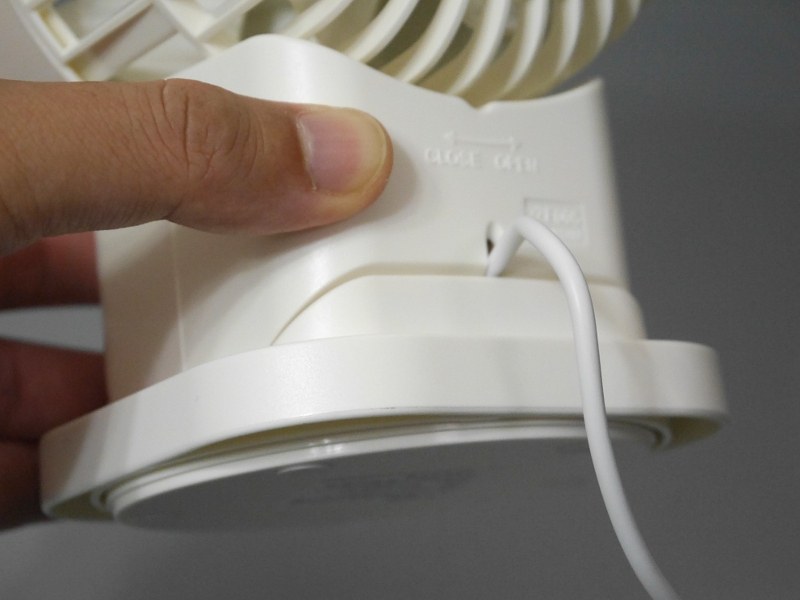 背面から伸びているUSBケーブルはスイングのたびに左右に振られる。ケーブルのひっかかりを防ごうとすると、後方が開けた場所に設置してやらなくてはいけない