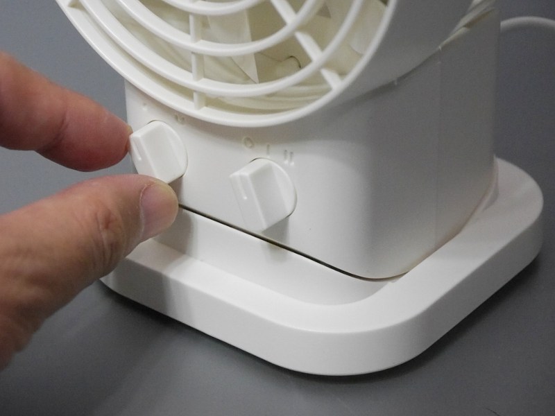 2段階の風量調節と、首振りのオン・オフが、それぞれ別のスイッチに分かれているので扱いやすい