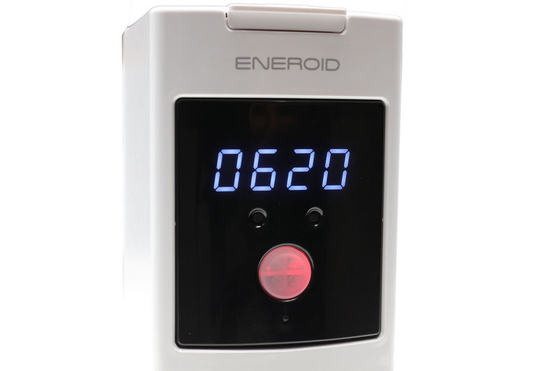 電池を入れたら本体前面のボタンを押せば充電が開始されます。ボタンを押すと電池が順次装填され、4本ずつ同時に充電されます。充電中はボタンが赤く点灯します。