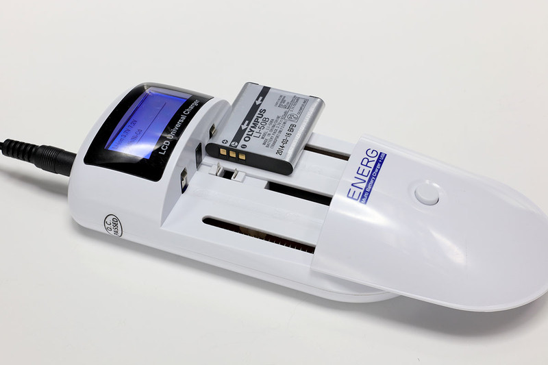 リチウムイオンバッテリーパックを充電する場合、充電器側の接点の幅と、バッテリーパックの＋極ー極の幅を、手動で合わせる必要があります。バッテリーは充電器側の可動部で挟んで固定するため、それを考慮して幅合わせをします。