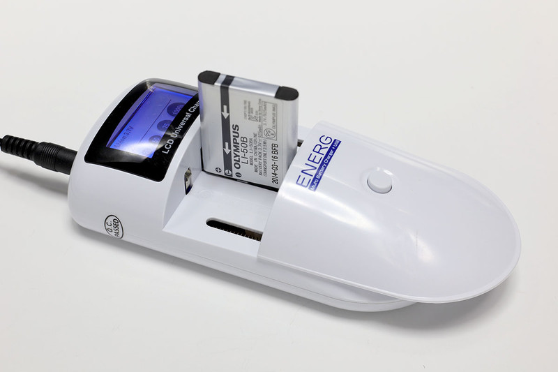 リチウムイオンバッテリーパックを充電する場合、充電器側の接点の幅と、バッテリーパックの＋極ー極の幅を、手動で合わせる必要があります。バッテリーは充電器側の可動部で挟んで固定するため、それを考慮して幅合わせをします。