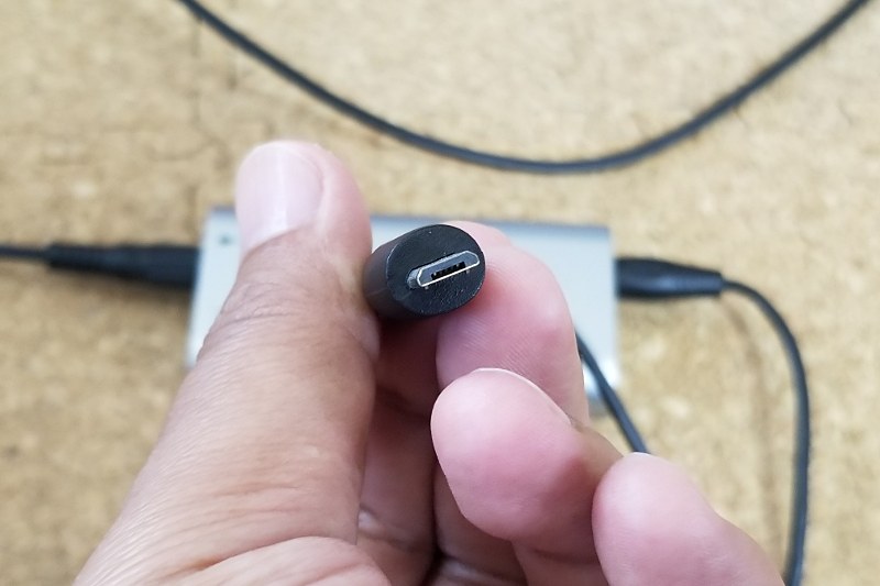 同梱のケーブルはmicroUSB