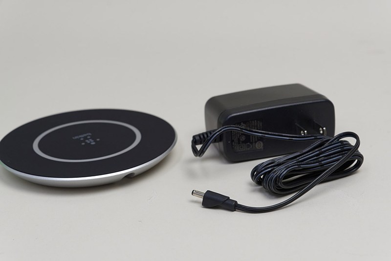 パッケージ内容は本体とACアダプター