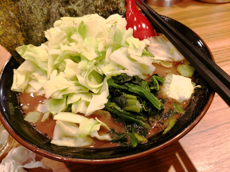 光源が電球色の店内。ホワイトバランスの補正は最低限で、キャベツの瑞々しさは失われてしまっている