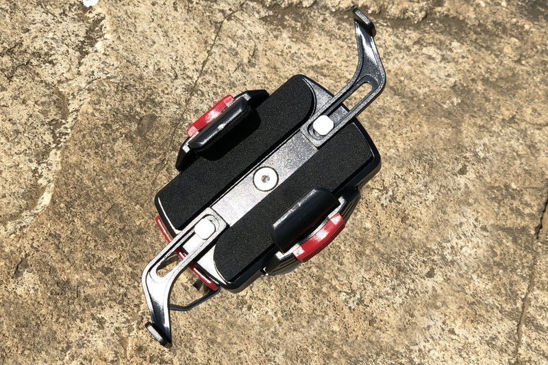 ミノウラ「iH-220-M」。ネット通販で2409円でした。ホルダー部は主に樹脂製で、ハンドルに固定する部分周辺は金属製。かなり頑丈なホルダーです。
