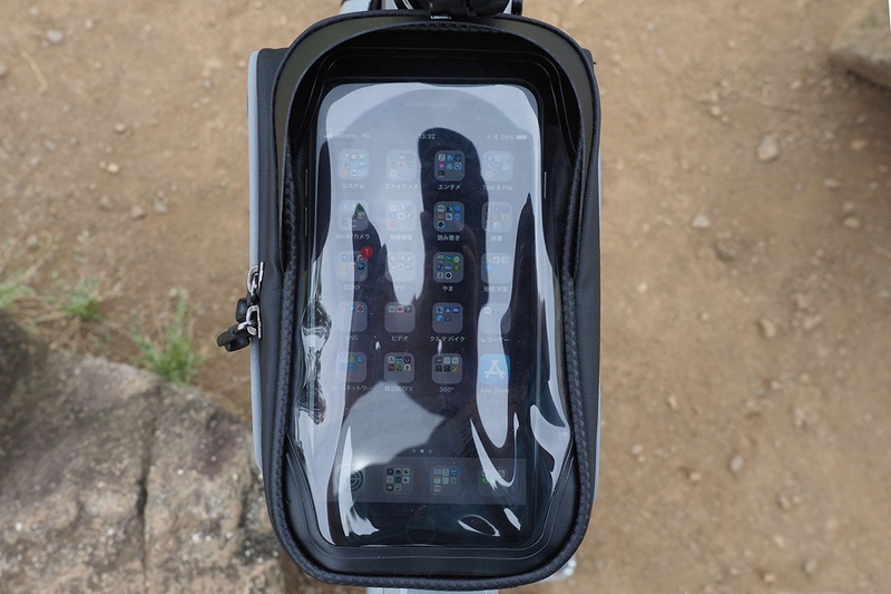 iPhone 8 Plusを入れた様子。この部分は手前に開き、iPhoneに加えて小銭入れ程度の小物も入ります。