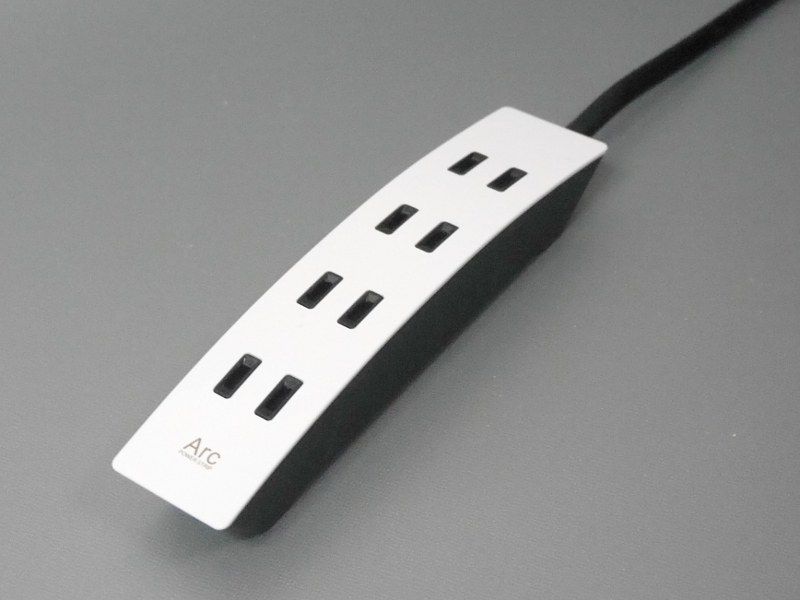 製品本体。見た目は2P×4個口のタップだが、本体が弧状にカーブしているのが特徴