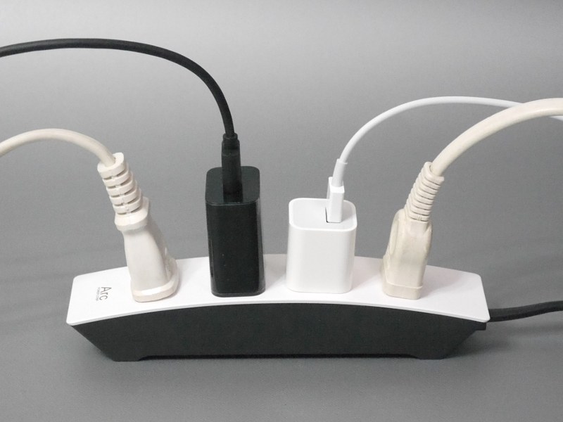 横から見たところ。カーブしていることに加え、間隔も適度に広いことから大柄なアダプターであっても差し込みやすく抜きやすい