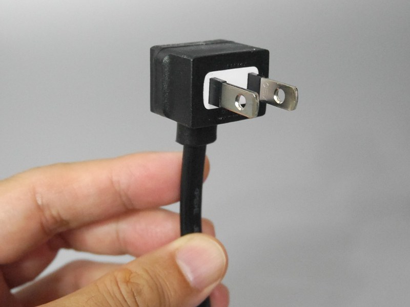 L字コネクタの根元には絶縁キャップを採用する。ちなみにケーブル長は1mと2mのモデルがある