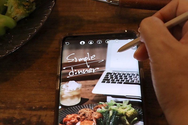 ご飯食べながら、パッと撮ってサクッと書いてポスト！