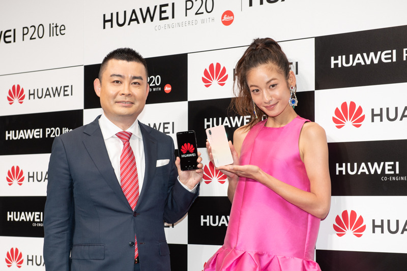 ファーウェイのゴ・ハ氏（左）とゲストとして登壇したモデルの西山茉希（右）