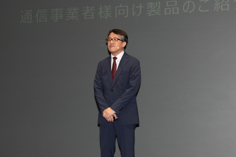 キャリア向けモデルの紹介で登壇したのは元サムスンの阿部崇氏