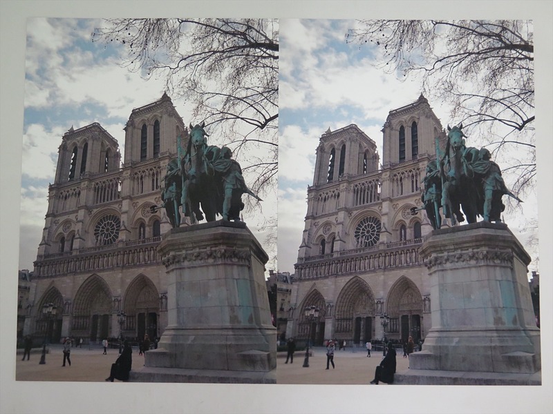 左がオリジナル画像をプリントした写真で、右がGoogleフォトにアップロードした画像をプリントしたもの。この写真では、Googleフォトのほうがかなり明るく見えるが、肉眼で見た場合は、ちょっと明るい程度。建物の濃淡の階調は、オリジナル画像のほうが細かく見えた